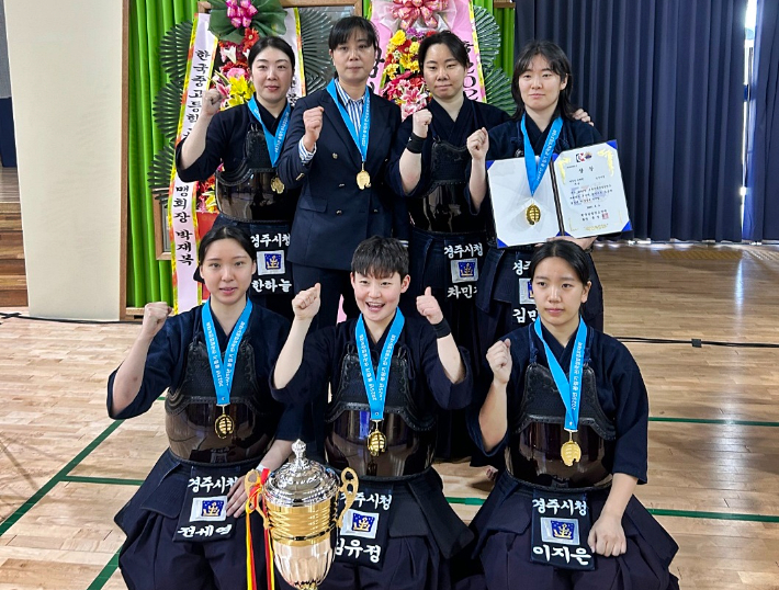 '2025년 봉림기 전국실업검도대회' 여자부 단체전 우승을 차지한 경주시청 검도팀이 우승 트로피와 함께 기념촬영을 하고 있다. 경주시 제공