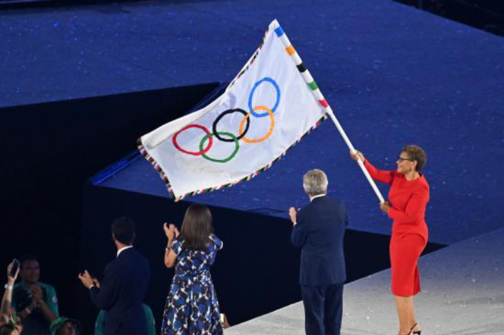 지난 2024 파리올림픽 폐회식에서 토마스 바흐 IOC위원장이 캐런 배스 LA 시장에게 올림픽기를 전달하고 있다. 생드니=올림픽사진공동취재단/황진환 기자