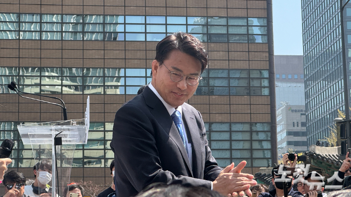 국민의힘 안철수 의원이 대권 도전을 공식화한 8일 광화문 회견에는 같은 당 윤상현 의원이 격려차 방문하기도 했다. 김다연 인턴기자