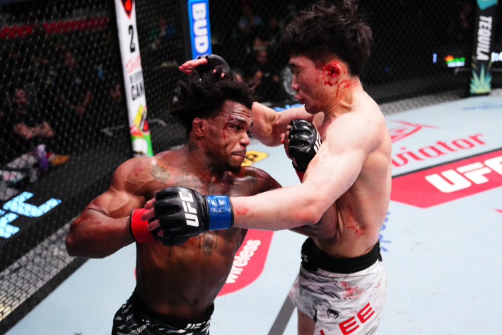 이창호(사진 오른쪽)와 코르테비어스 로미어스의 경기 장면. UFC 제공