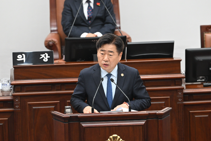 오영훈 제주지사가 8일 제437회 도의회 임시회 도정질문에서 답변하고 있다. 제주도의회 제공