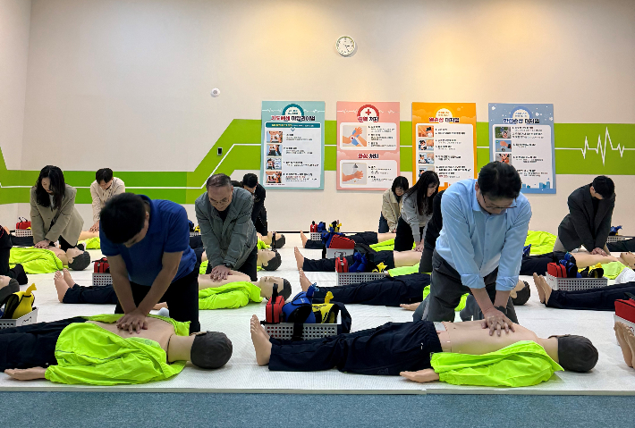 한국주택금융공사는 8일 부산시 동래구에 있는 119안전체험관에서 '2025년 상반기 노사⋅수급업체 합동 체험형 안전 교육'을  실시했다. 구광진 한국주택금융공사 노조부위원장(앞줄 왼쪽)과 유호재 한국주택금융공사 상임이사가 심폐소생술 실습을 하고 있다. 한국주택금융공살 제공 