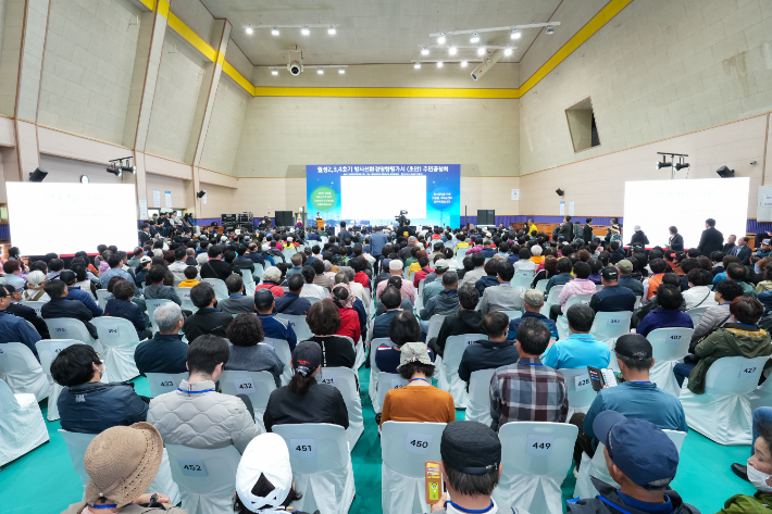 경주시민들이 방사선환경영향 평가서 주민 공청회에 참석해 관련 내용을 듣고 있다. 월성원자력본부 제공