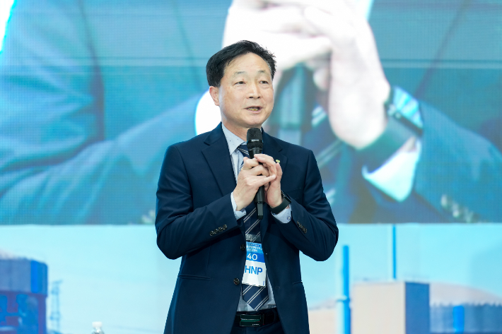 정원호 월성본부장이 방사선환경영향 평가서 주민 공청회에서 인사말을 하고 있다. 월성원자력본부 제공