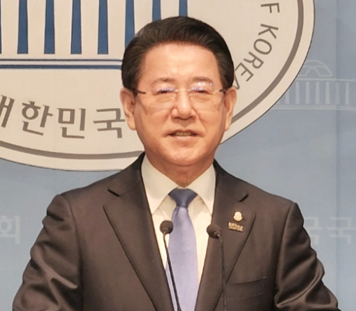김영록 전남도지사가 8일 국회에서 기자회견을 하고 있다. 독자 제공