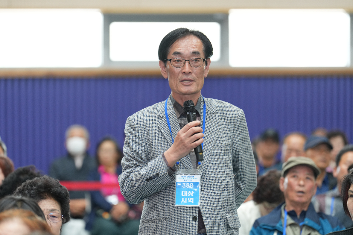 최춘열 농촌지도자회 감포읍회장이 주민공청회에서 계속운전의 경제적 효과에 대한 질문을 하고 있다. 월성본부 제공
