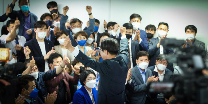 김 지사가 지방선거 캠프에서 두 손을 들어올린 모습. 김 지사 측 제공