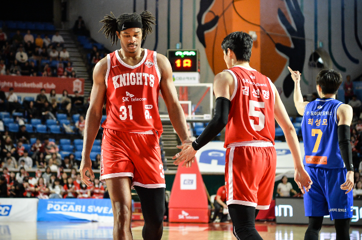 SK 아이재아 힉스와 김선형. KBL 제공