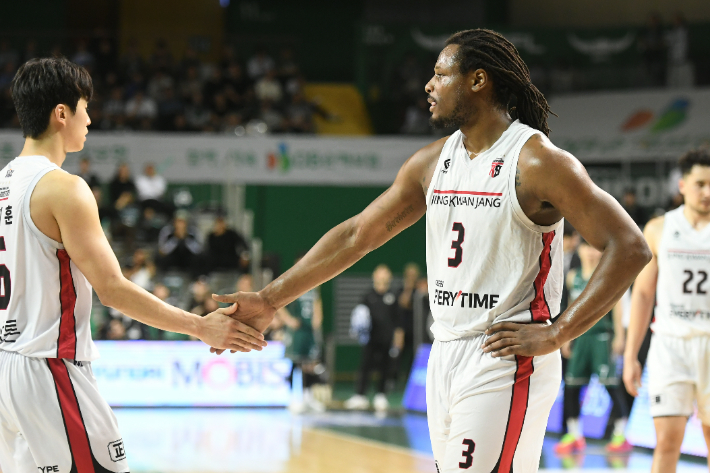 정관장 박지훈과 디온테 버튼. KBL