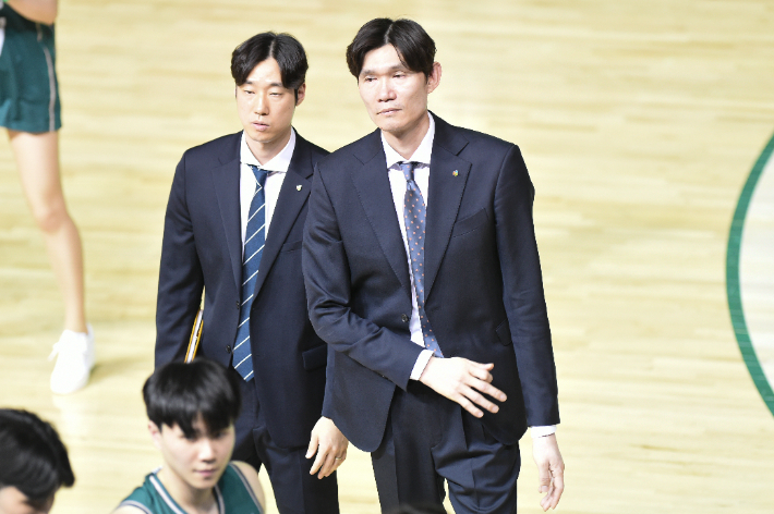 DB 이광재 코치와 김주성 감독. KBL