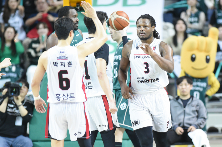 정관장 박지훈과 디온테 버튼. KBL