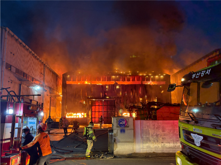 8일 오후 7시 10분쯤 부산 강서구의 한 금속폐기물 공장에서 불이 났다. 부산소방재난본부 제공