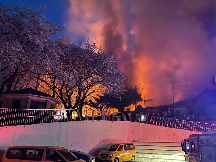 지난 8일 오후 7시쯤 부산진구의 한 재활용센터에서 불이 났다. 부산소방재난본부 제공