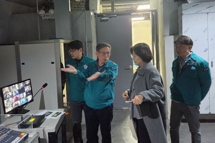 전주시 담당 공무원들이 완산벙커 더 스페이스에 대해 안전 점검하고 있다. 전주시 제공