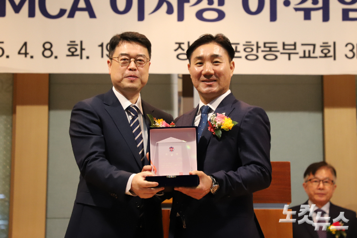 포항YMCA는 8일 포항동부교회에서 '이사장 이취임식 및 감사예배'를 드렸다. 이 자리에서 24대 김민규 이사장(좌)이 이임하고 25대 김경범 이사장(우)이 취임했다. 유상원 아나운서 