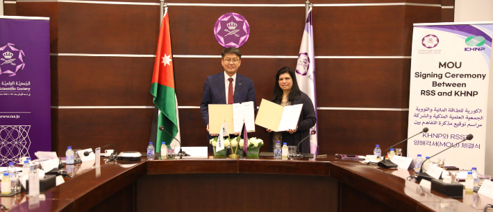 신호철 한국수력원자력 중앙연구원장과 요르단 공주인 수마야 빈트 엘 하산(Sumaya Bint El Hassan) RSS 회장이 우라늄 자원화 국제 협력 강화를 위한 양해각서(MOU)를 체결했다. 한수원 제공