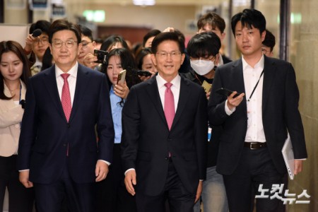 김문수 전 고용노동부 장관이 9일 서울 여의도 국회에서 국민의힘 입당원서 제출을 위해 권성동 원내대표와 대표회의실로 향하고 있다.