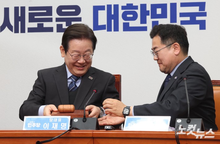 박찬대 원내대표에게 의사봉 넘기는 이재명 대표