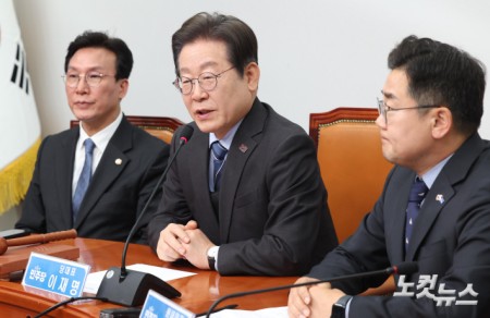 더불어민주당 이재명 대표가 9일 서울 여의도 국회에서 열린 최고위원회의에 참석해 21대 대통령 선거 출마를 위한 대표직 사퇴 의사를 밝히고 있다.