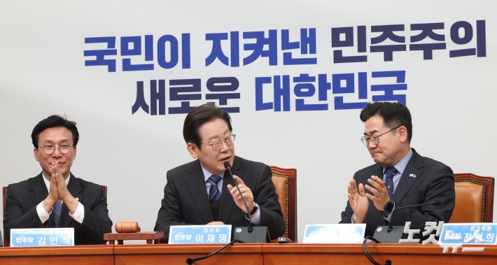 더불어민주당 이재명 대표가 9일 서울 여의도 국회에서 열린 최고위원회의에 참석해 21대 대통령 선거 출마를 위한 대표직 사퇴 의사를 밝히고 있다.