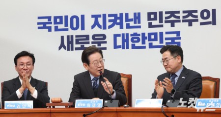 더불어민주당 이재명 대표가 9일 서울 여의도 국회에서 열린 최고위원회의에 참석해 21대 대통령 선거 출마를 위한 대표직 사퇴 의사를 밝히고 있다.