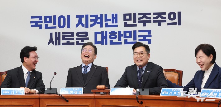 더불어민주당 이재명 대표가 9일 서울 여의도 국회에서 열린 최고위원회의에 참석해 21대 대통령 선거 출마를 위한 대표직 사퇴 의사를 밝힌 뒤 환하게 웃고 있다.