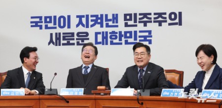 더불어민주당 이재명 대표가 9일 서울 여의도 국회에서 열린 최고위원회의에 참석해 21대 대통령 선거 출마를 위한 대표직 사퇴 의사를 밝힌 뒤 환하게 웃고 있다.