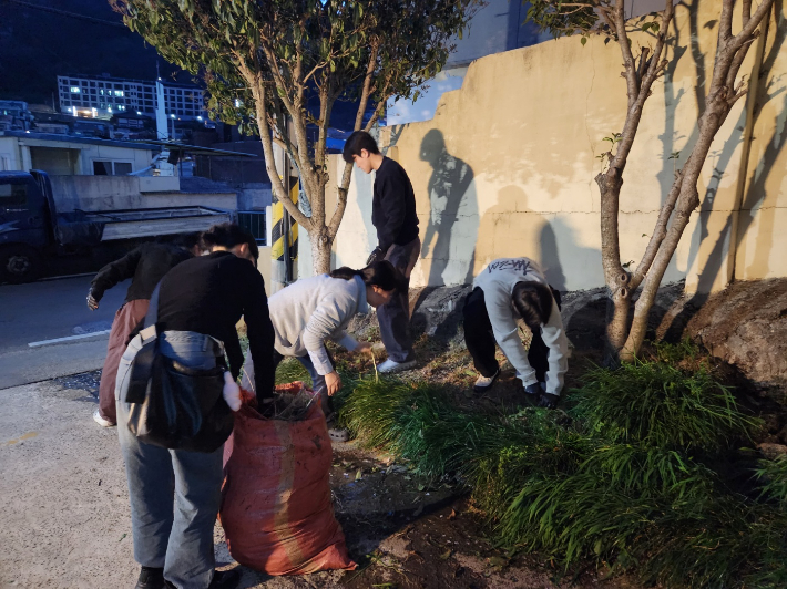 제252기 신임 해양경찰 교육생들이 여수 삼혜원에서 야간 봉사활동을 하고 있다. 해경교육원 제공