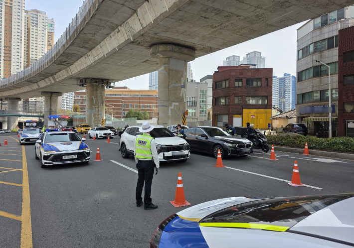 9일 부산 시내 도로에서 경찰이 음주운전 단속을 진행하고 있다. 부산경찰청 제공