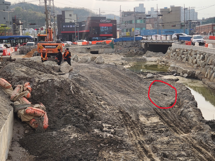 포항 학산천 복원공사 현장에서 발견된 포탄. 독자 제공