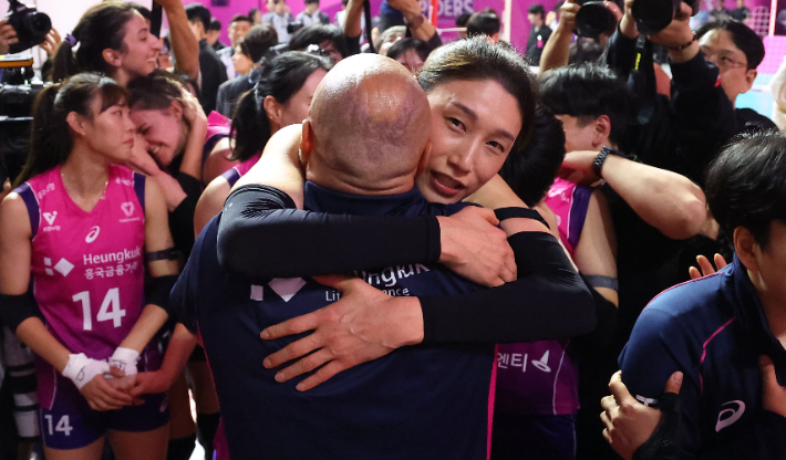 8일 인천 삼산월드체육관에서 열린 프로배구 V리그 여자부 챔피언결정전 흥국생명과 정관장의 5차전. 세트 스코어 3 대 2로 승리하며 우승을 차지한 흥국생명의 김연경이 마르첼로 아본단자 감독과 포옹하고 있다. 연합뉴스