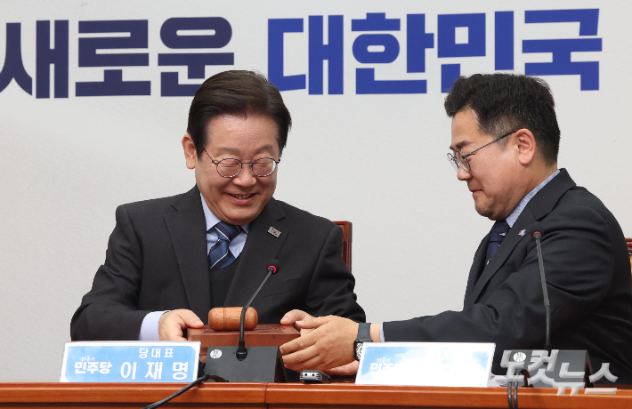 더불어민주당 이재명 대표가 9일 오전 서울 여의도 국회에서 열린 최고위원회의에 참석해 21대 대통령 선거 출마를 위한 대표직 사퇴 의사를 밝힌 뒤 의사봉을 박찬대 원내대표에게 넘겨주고 있다. 윤창원 기자