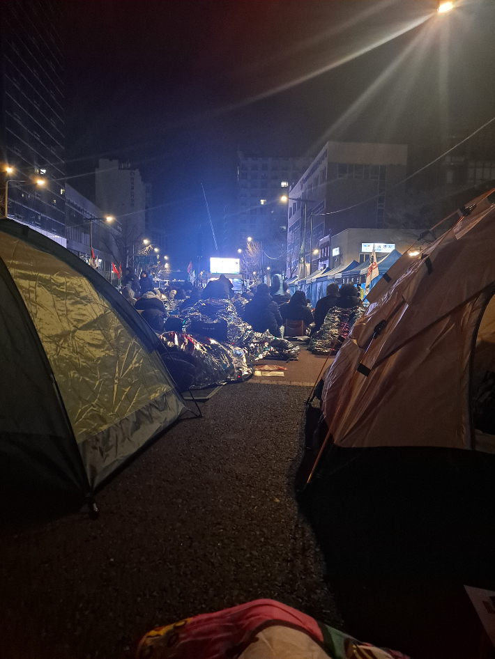 수사기관에 윤석열 전 대통령의 체포를 촉구하며 서울 용산구 한남동에서 집회를 이어가는 시민들 모습. 안시정씨 제공