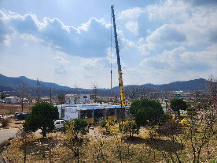 산불 피해 지역에 긴급 설치되고 있는 모듈러주택. 안동시 제공