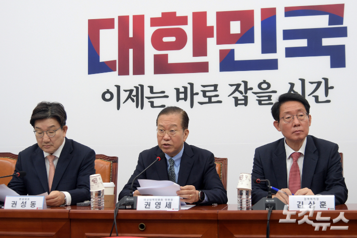 국민의힘 권영세 비대위원장이 10일 서울 여의도 국회에서 열린 비상대책위원회의에서 발언을 하고 있다. 윤창원 기자