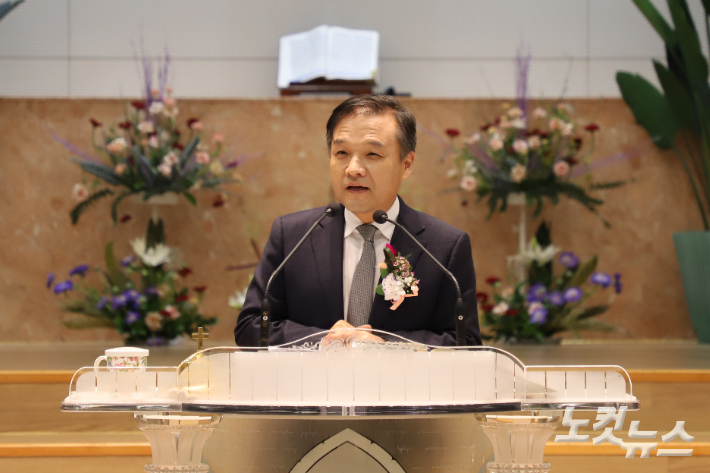 예배에서는 직전 원장 박영호 목사가 시편 21:1~8을 통해 '새벽 3시의 하나님'이라는 제목으로 설교했다. 유상원 아나운서