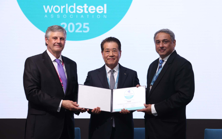 포스코 4년 연속 지속가능성 최우수멤버 선정(가운데 장인화 회장). 포스코 제공