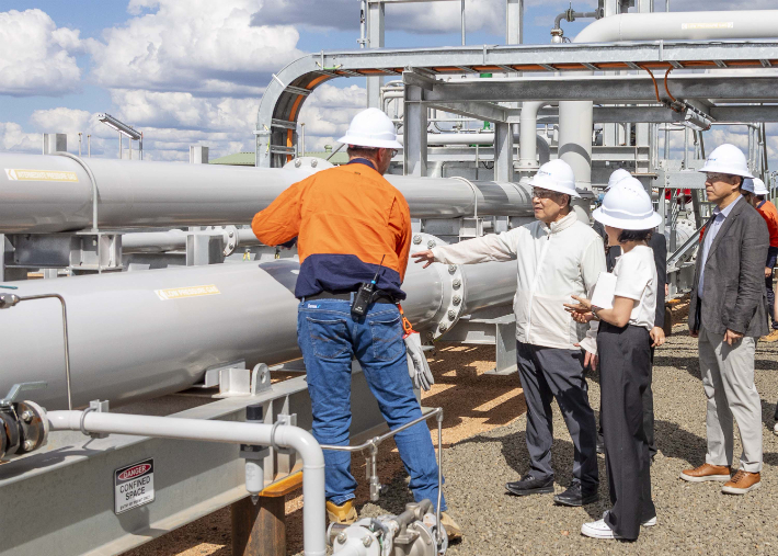 장인화 회장이 호주 세넥스에너지를 방문해 둘러보고 있다. 포스코 제공