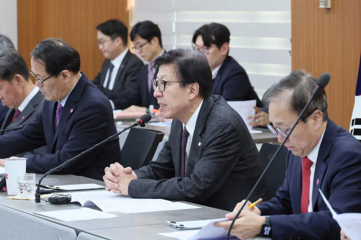 박형준 부산시장이 지난 4일 열린 긴급 간부회의에서 지역의 현안들이 대선 공약에 반영될 수 있도록 노력해달라고 주문했다. 부산시 제공