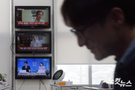 10일 서울 여의도 국회 국민의힘 원내대표실에서 더불어민주당 이재명 전 대표의 제21대 대통령선거 출마 선언 관련 뉴스가 나오고 있다.