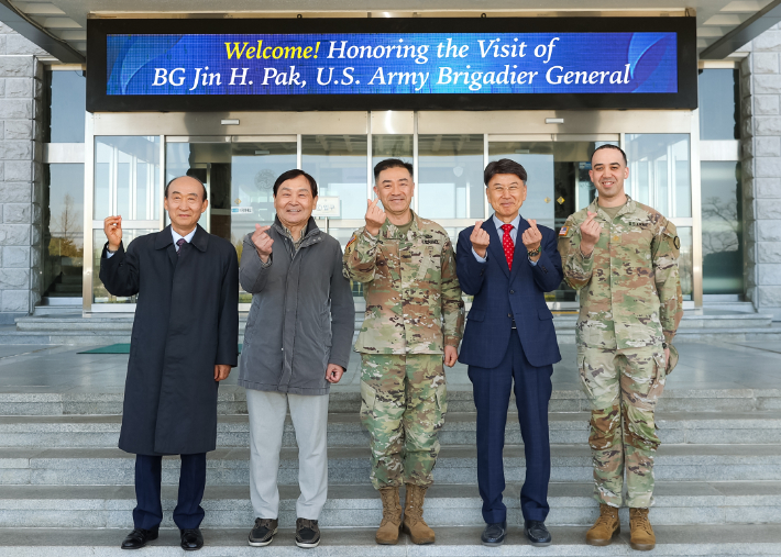 주한미군 제19지원사령부의 박진(Jin H. Pak) 사령관(준장)이 영남대학교를 방문했다. 왼쪽 세번째. 영남대 제공 