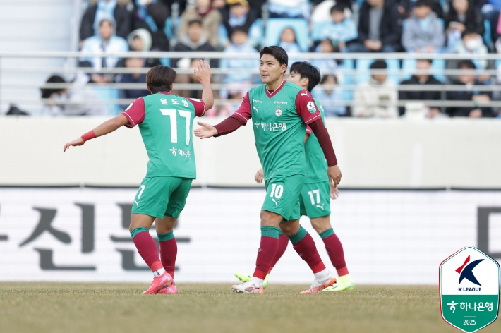 골 세리머니 하는 대전 주민규(10번). 한국프로축구연맹 제공