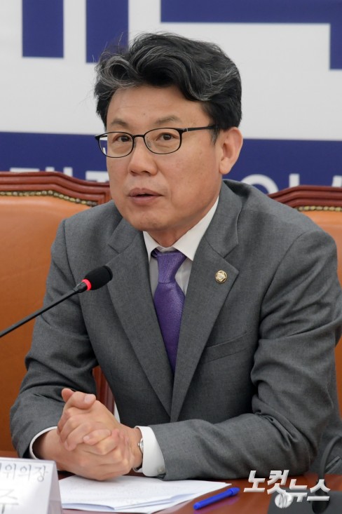 10일 서울 여의도 국회에서 열린 더불어민주당 연금개혁 특별위원회 출범식 및 1차 회의에서 진성준 정책위의장이 발언을 하고 있다.