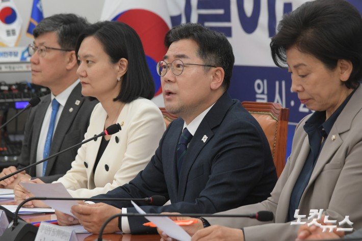 10일 서울 여의도 국회에서 열린 더불어민주당 연금개혁 특별위원회 출범식 및 1차 회의에서 박찬대 대표 직무대행 겸 원내대표가 발언을 하고 있다.