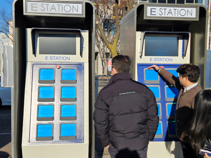  전동오토바이 배터리 공유스테이션(BSS). 춘천시 제공