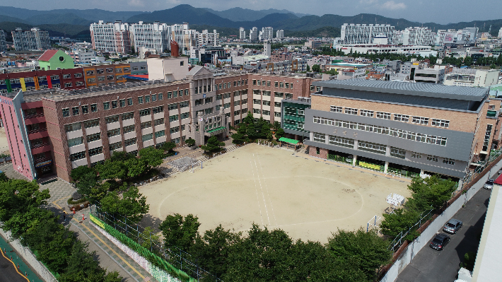대구 북구 칠곡전통시장 부근에 있는 교동중학교. 대구시교육청 제공 