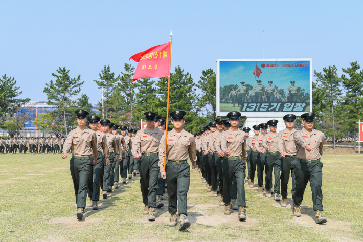 해병대 교육훈련단에서 열린 해병 1315 기 수료식에서 신병들이 행사연병장에 도열하고 있다. 해병대교육훈련단 제공