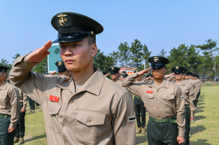 해병대 교육훈련단에서 열린 해병 1315 기 수료식에서 교육훈련단장을 향해 경례를 하고 있다. 해병대교육훈련단 제공
