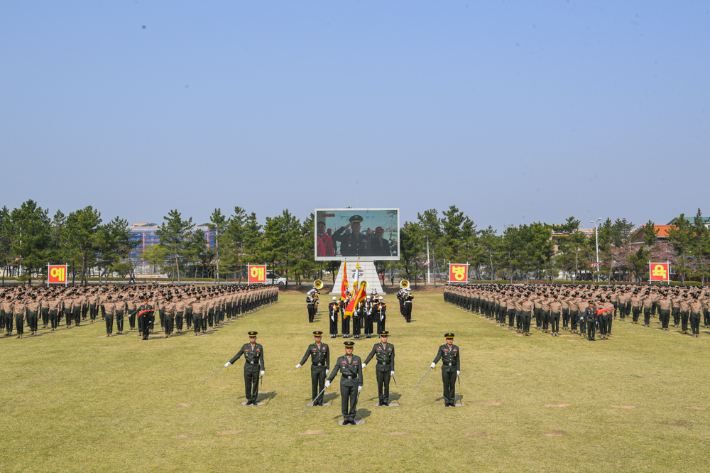 해병대 교육훈련단에서 열린 해병 1315 기 수료식에서 신병들이 행사연병장에 도열해있다. 해병대교육훈련단 제공