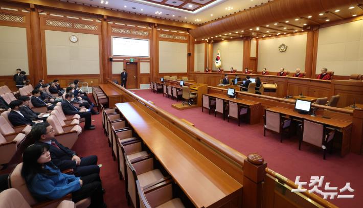 문형배 헌법재판소장 권한대행과 헌법재판관들이 10일 오후 서울 종로구 헌법재판소 대심판정에서 열린 4월 심판사건 선고에 참석하고 있다.  왼쪽부터 정계선, 김복형, 정정미, 이미선 헌법재판관, 문 권한대행, 김형두, 정형식, 조한창 헌법재판관.이날 헌법재판소 4월 심판사건 선고에서는 구 학교용지확보 등에 관한 특례법 5조 제1항 단서 위헌제청, 박성재 법무부 장관 탄핵, 국회의원과 국회의장 간의 권한쟁의 등에 대한 선고가 이뤄진다.